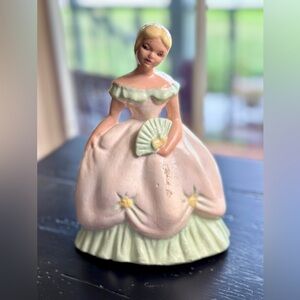 VINTAGE, CHALKWARE SOUTHERN BELLE FIGURINE. APPEARS TO BE SOLID.